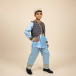 لباس سنتی ترمه قاجار پسرانه کودک با جلیقه ترمه عکس از کنار– مزون دنیام