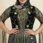 خرید لباس محلی کردی با گلدوزی باغ بهشت زنانه عکس از جزئیات 2 – مزون دنیام